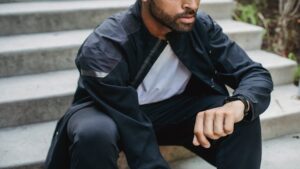 Aktiivisuusranneke ranteessa seuraamassa liikuntaa ja hyvinvointia.