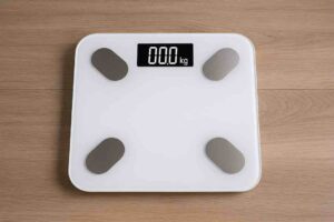 Digitaalinen henkilövaaka mittaa kehon koostumusta ja näyttää painon selkeästi näytöllä.