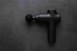 Musta lihashuoltovasara tummalla kivipintaisella taustalla.