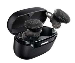 Kuvassa on musta JBL Endurance Race 2 -nappikuulokesetti, jossa yksi kuuloke on nostettu kotelosta ja toinen leijuu sen yläpuolella. Kuulokkeet ovat kompaktit ja niissä on pieni siipipidike parempaa istuvuutta varten. Avoin latauskotelo on musta ja sen etuosassa näkyy kapea LED-merkkivalo. Tausta on valkoinen, mikä korostaa kuulokkeiden muotoa ja kiiltävän mattapintaisia pintoja.