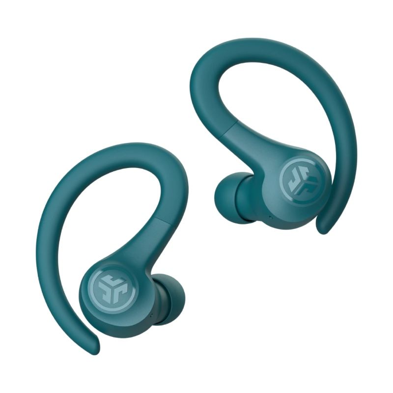 Kuvassa näkyy kaksi turkoosinväristä JLab GO Air Sport+ -nappikuuloketta, joissa on korvan ympärille kaartuvat joustavat koukut. Kuulokkeiden ulkopinnassa on JLabin logo, ja silikoniset korvatyynyt osoittavat sisäänpäin. Muotoilu on virtaviivainen ja selvästi sporttikäyttöön suunniteltu. Tausta on valkoinen ja korostaa kuulokkeiden muotoa ja väriä.